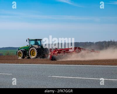 Traktor pflügt im Frühjahr ein Feld Stockfoto
