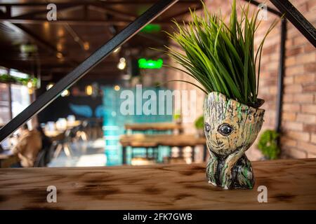 Im Inneren befinden sich Figuren im Blumenstil. Stockfoto