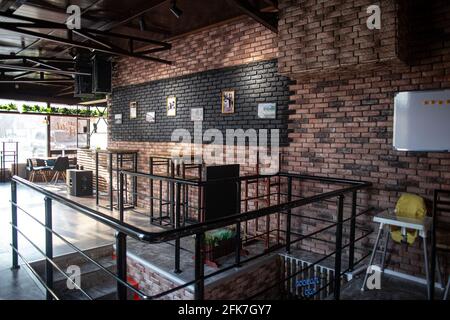 Treppen zum Keller im Stadtcafe. Stockfoto