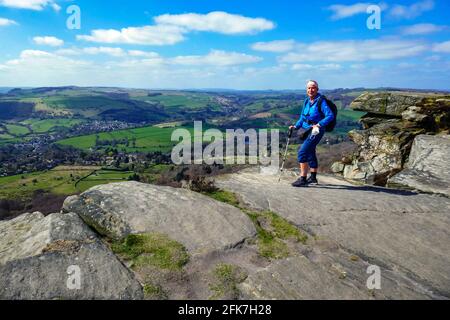 Weibliche Wanderin auf Curbar Edge, Peak District, National Park, Derbyshire, Stockfoto