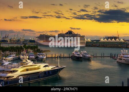 Luxus MSC Divina Kreuzfahrtschiff im Hafen von Miami bei Sonnenuntergang Stockfoto