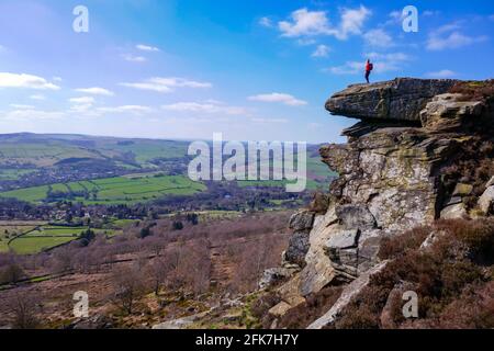 Weibliche Wanderin auf Curbar Edge, Peak District, National Park, Derbyshire, Stockfoto