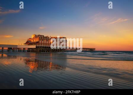 Sonnenuntergang über Daytona Beach Main Street Pier Mit Joe's Crab Shack Restaurant Stockfoto