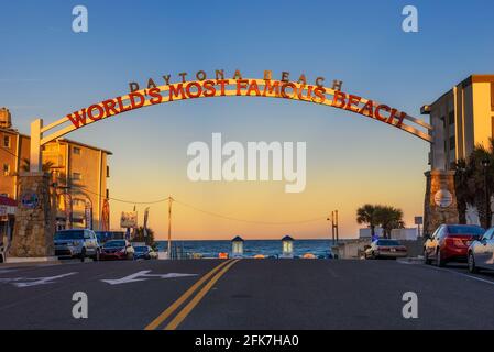 Daytona Beach Begrüßungsschild gestreckt über die Straße bei Sonnenaufgang Stockfoto