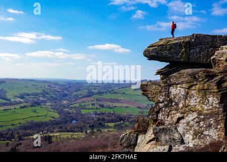 Weibliche Wanderin auf Curbar Edge, Peak District, National Park, Derbyshire, Stockfoto