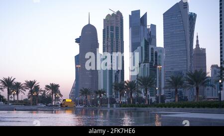 12. Februar 2021- Bunte Skyline der Hauptstadt von Katar. Stockfoto