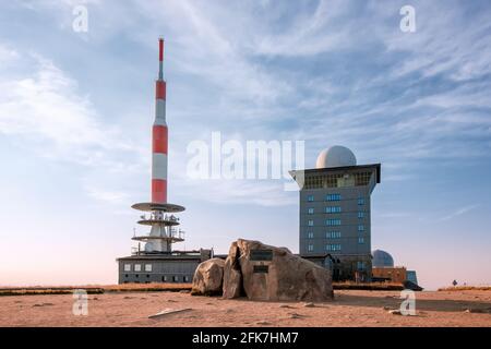 Brocken im Nationalpark Harz, Sachsen-Anhalt, Deutschland. Höchster Gipfel des Harzes mit Gipfelstein, Sendeantenne und Turm. Stockfoto