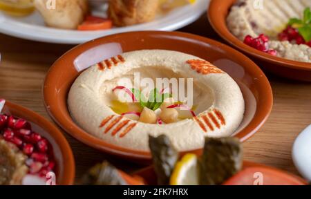 Arabische Vorspeisen Hummus mit Kichererbsen und Olivenöl hergestellt. Stockfoto