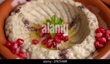 Typische Auberginen-Dip aus dem Nahen Osten, bekannt als Mutabbal mit Granatapfelkernen. Kalter Vorspeise Stockfoto