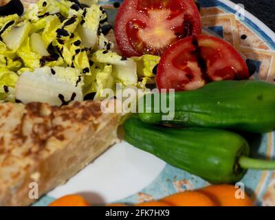 Paprika, Zwiebeln und Eier, die ein Omelett begleiten Stockfoto