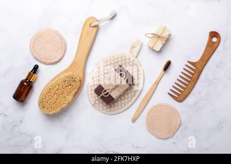 Natürliches Spa, Wellness-Komposition mit Naturprodukten und wiederverwendbaren Badezimmergeräten auf Marmorboden. Zero Waste Konzept - Bild Stockfoto