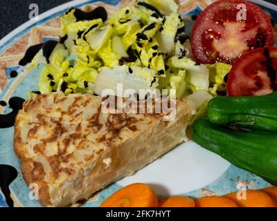 Paprika, Zwiebeln und Eier, die ein Omelett begleiten Stockfoto