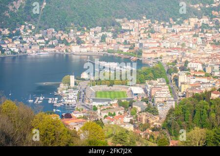 Luftbild Stadt Detail von Como. Hier das Fußballstadion am Seeufer dieser berühmten schönen italienischen Stadt Stockfoto