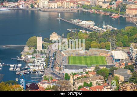 Luftbild Stadt Detail von Como. Hier das Fußballstadion am Seeufer dieser berühmten schönen italienischen Stadt Stockfoto