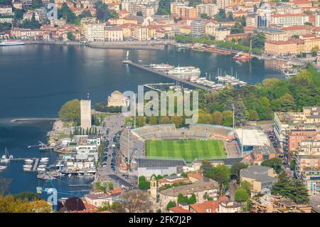 Luftbild Stadt Detail von Como. Hier das Fußballstadion am Seeufer dieser berühmten schönen italienischen Stadt Stockfoto