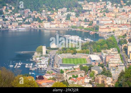 Luftbild Stadt Detail von Como. Hier das Fußballstadion am Seeufer dieser berühmten schönen italienischen Stadt Stockfoto