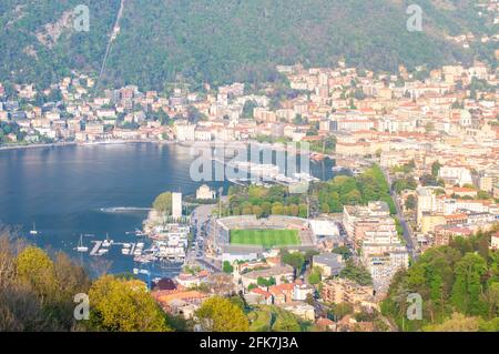 Luftbild Stadt Detail von Como. Hier das Fußballstadion am Seeufer dieser berühmten schönen italienischen Stadt Stockfoto