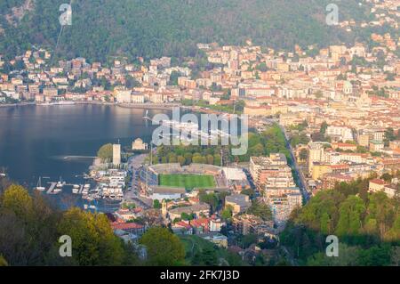 Luftbild Stadt Detail von Como. Hier das Fußballstadion am Seeufer dieser berühmten schönen italienischen Stadt Stockfoto