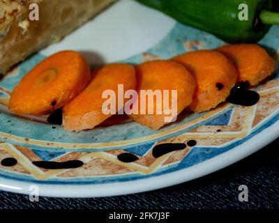 Paprika, Zwiebeln und Eier, die ein Omelett begleiten Stockfoto