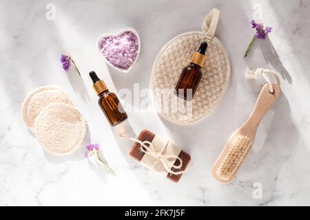 Set mit verschiedenen Spa- und Kosmetikprodukten auf Marmorboden. Zero Waste Konzept - Bild Stockfoto