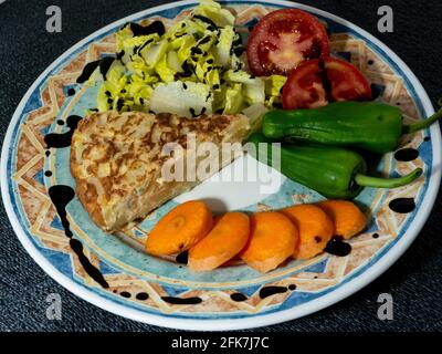 Paprika, Zwiebeln und Eier, die ein Omelett begleiten Stockfoto