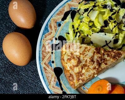 Paprika, Zwiebeln und Eier, die ein Omelett begleiten Stockfoto