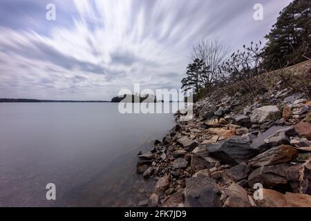 Mountain View Park, Lake Sidney Lanier - Hall County, Georgia. An einem Winternachmittag bläst Wolken aus dem Westen über den See. Stockfoto