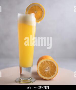 Erfrischender frisch gemachter Fruchtsaft auf einem Glas, Orangensaft Stockfoto