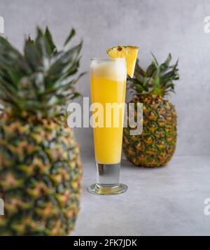 Erfrischender frisch gemachter Fruchtsaft auf einem Glas, Ananassaft Stockfoto
