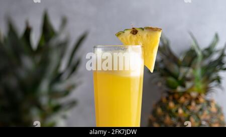 Erfrischender frisch gemachter Fruchtsaft auf einem Glas, Ananassaft Stockfoto