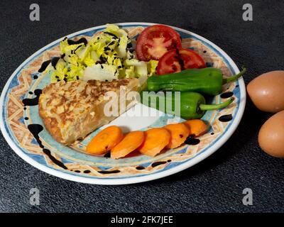 Paprika, Zwiebeln und Eier, die ein Omelett begleiten Stockfoto