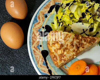 Paprika, Zwiebeln und Eier, die ein Omelett begleiten Stockfoto