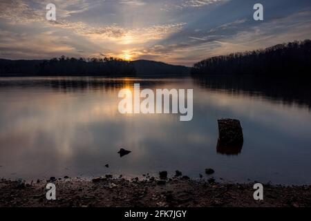 Sonnenaufgang - Wahoo Creek Park, Lake Sidney Lanier - Hall County, Georgia. Die Sonne geht an einem späten Wintermorgen über dem Lake Lanier auf. Stockfoto