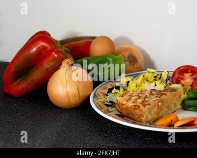 Paprika, Zwiebeln und Eier, die ein Omelett begleiten Stockfoto