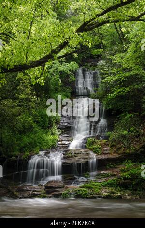 Tom Branch Falls - Swain County, North Carolina. Eine Pause am späten Morgen in den Wolken hebt die Tom Branch Falls entlang des Deep Creek hervor. Tom Branch Falls sind Stockfoto