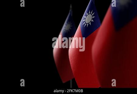 Kleine Nationalflaggen Taiwans auf schwarzem Hintergrund Stockfoto