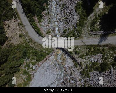 Luftaufnahme einer kleinen Brücke entlang der Straße Ein Fluss Stockfoto