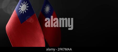 Kleine Nationalflaggen Taiwans auf dunklem Hintergrund Stockfoto