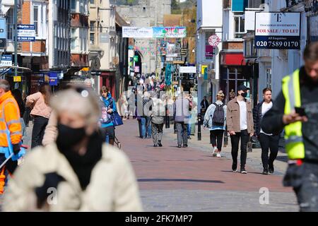 Canterbury, Kent, Großbritannien. 29. April 2021. Die Stadt Canterbury in Kent gewinnt langsam wieder etwas an Normalität, da viele Menschen auf der Hauptstraße herumlaufen und das angenehme Wetter genießen. Belebte Hauptstraße der Stadt. Foto-Kredit: Paul Lawrenson /Alamy Live Nachrichten Stockfoto