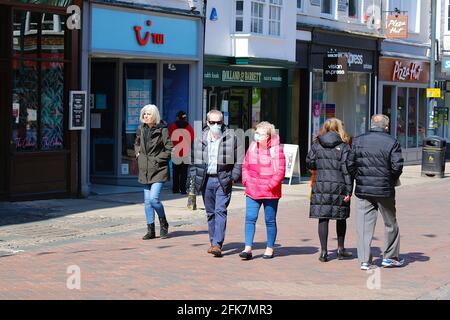 Canterbury, Kent, Großbritannien. 29. April 2021. Die Stadt Canterbury in Kent gewinnt langsam wieder etwas an Normalität, da viele Menschen auf der Hauptstraße herumlaufen und das angenehme Wetter genießen. Foto-Kredit: Paul Lawrenson /Alamy Live Nachrichten Stockfoto