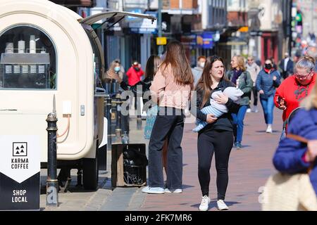 Canterbury, Kent, Großbritannien. 29. April 2021. Die Stadt Canterbury in Kent gewinnt langsam wieder etwas an Normalität, da viele Menschen auf der Hauptstraße herumlaufen und das angenehme Wetter genießen. Foto-Kredit: Paul Lawrenson /Alamy Live Nachrichten Stockfoto