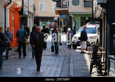 Canterbury, Kent, Großbritannien. 29. April 2021. Die Stadt Canterbury in Kent gewinnt langsam wieder etwas an Normalität, da viele Menschen auf der Hauptstraße herumlaufen und das angenehme Wetter genießen. Foto-Kredit: Paul Lawrenson /Alamy Live Nachrichten Stockfoto