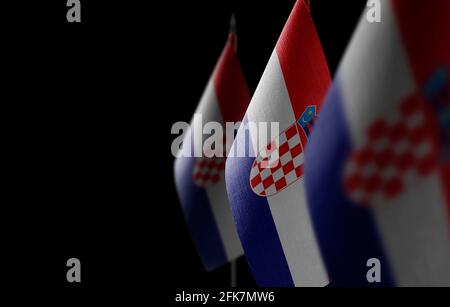 Kleine Nationalflaggen des Landes Kroatien auf schwarzem Hintergrund Stockfoto