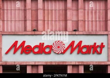 Berlin, 12. Juli 2020: Media Markt Logo auf einem Gebäude. Media Markt ist eine deutsche Kette von Geschäften, die Unterhaltungselektronik verkaufen Stockfoto