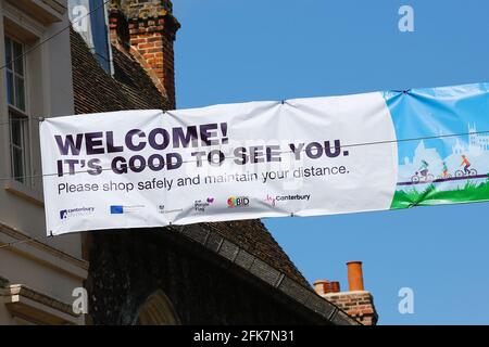 Canterbury, Kent, Großbritannien. 29. April 2021. Die Stadt Canterbury in Kent gewinnt langsam wieder etwas an Normalität, da viele Menschen auf der Hauptstraße herumlaufen und das angenehme Wetter genießen. Willkommen Es ist schön, dass Sie in der Hauptstraße unterschreiben. Foto-Kredit: Paul Lawrenson /Alamy Live Nachrichten Stockfoto