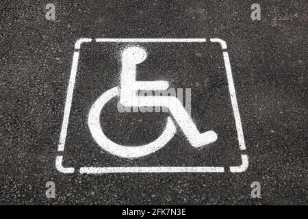 Behindertenparkplätze nur Schild auf dem Boden Stockfoto
