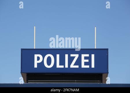Die deutsche Polizei signieren an einer Mauer in Berlin Stockfoto