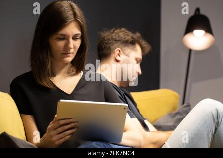 Attraktive Mädchen mit Tablet Nachrichten lesen, online chatten, Freund ignorieren Stockfoto