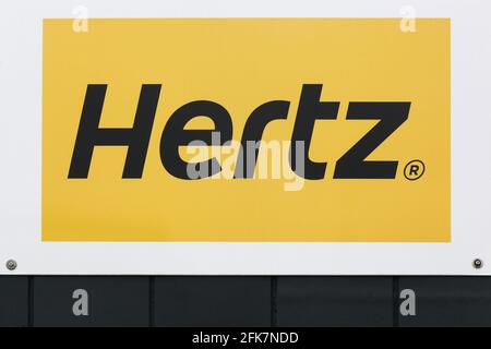 Billund, Dänemark - 20. Februar 2019: Hertz-Logo an einer Wand. Hertz ist eine amerikanische Autovermietung mit internationalen Standorten Stockfoto