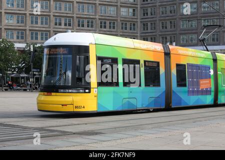 Berlin, Deutschland - 12. Juli 2020: Bunte Straßenbahn am Alexander Platz, Berlin. Die Berliner Straßenbahn ist das wichtigste Straßenbahnsystem in Berlin, Deutschland Stockfoto